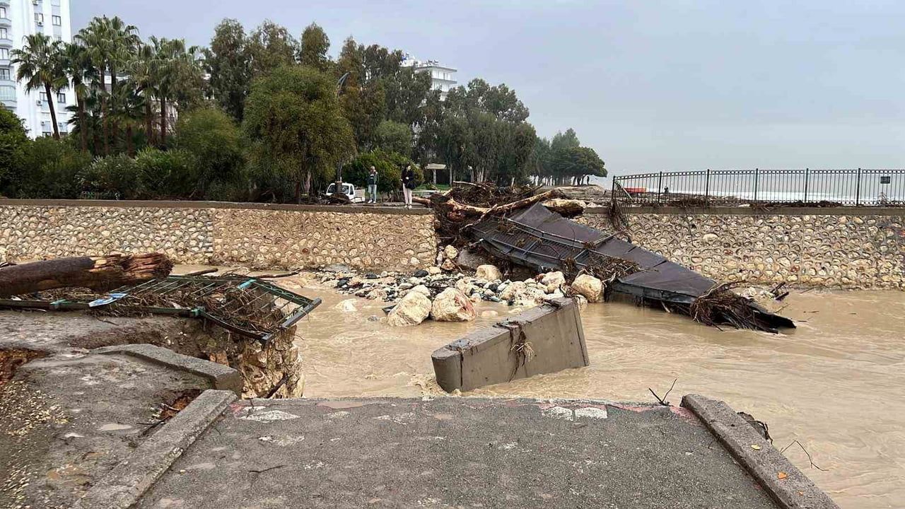 Mersin'de Sel Felaketi: Yıkılan Köprü ve Su Baskınları Havadan Görüntülendi