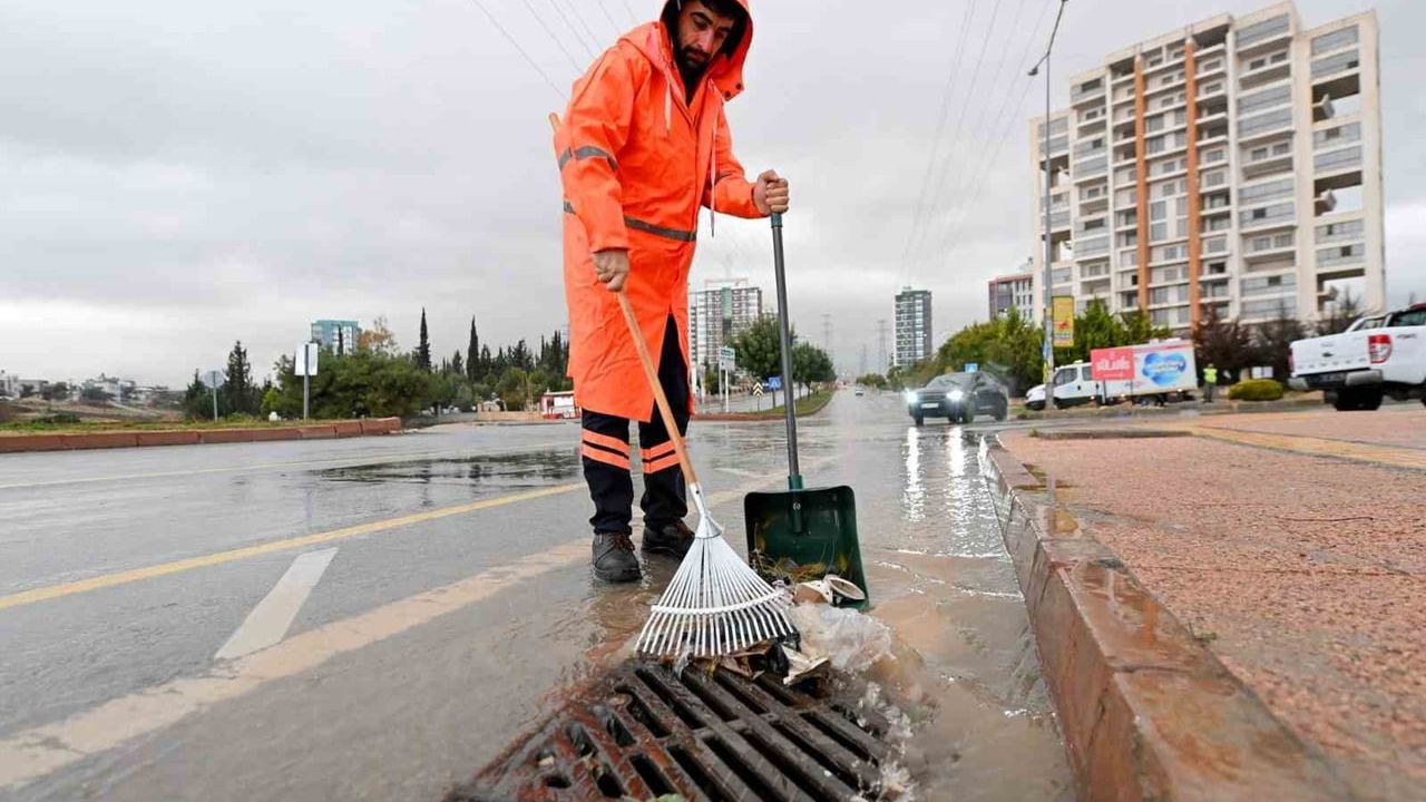 Mersin'de Sel Felaketinin Ardından Temizlik Çalışmaları Başlatıldı