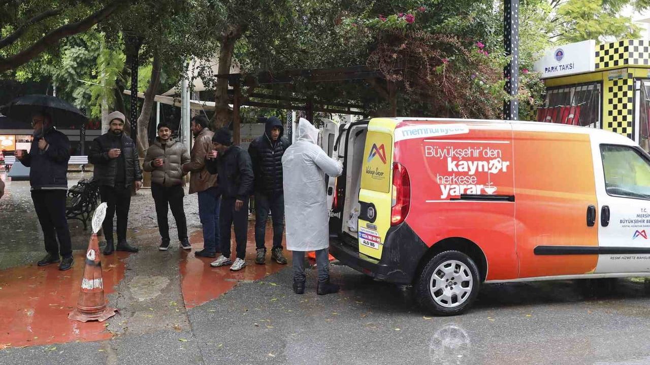 Mersin'de Soğuk Havalara Kaynar İkramıyla Sıcak Dokunuş