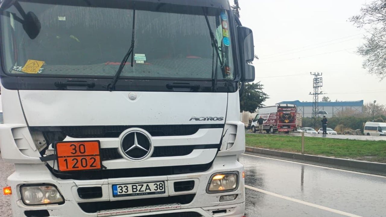 Mersin'de Tır Çarpması: Bir Yaya Hayatını Kaybetti