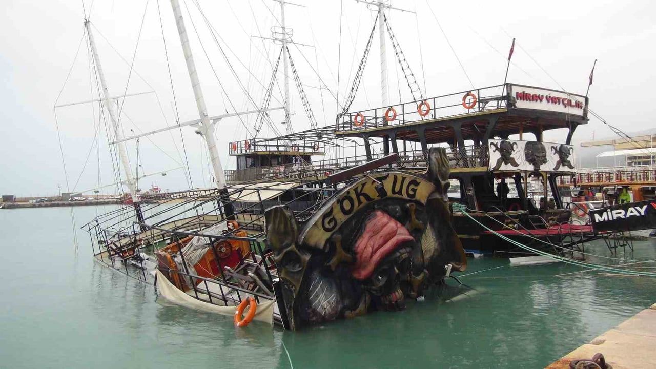 Mersin'deki Fırtına Gezi Teknesini Batırdı