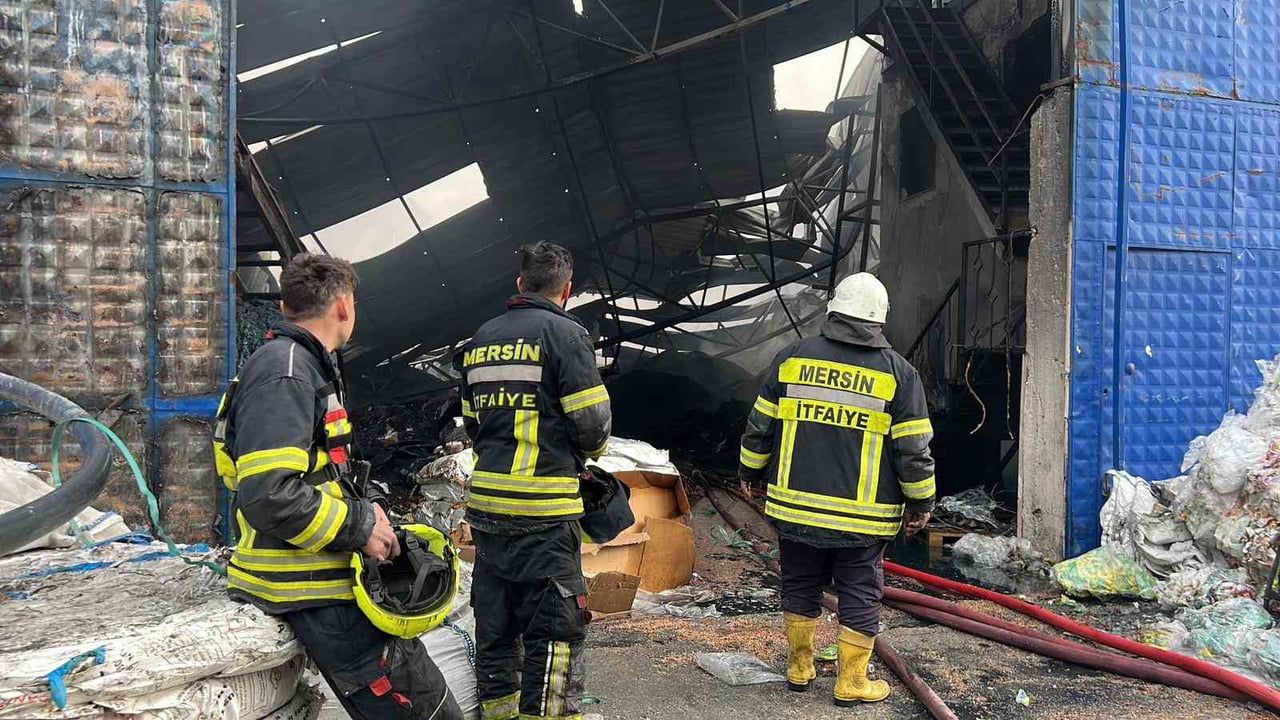 Mersin’deki Geri Dönüşüm Depo Yangını Kontrol Altına Alındı