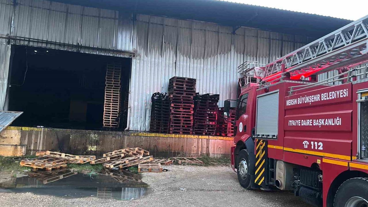 Mersin'deki Narenciye Fabrikasında Yangın Kontrol Altına Alındı