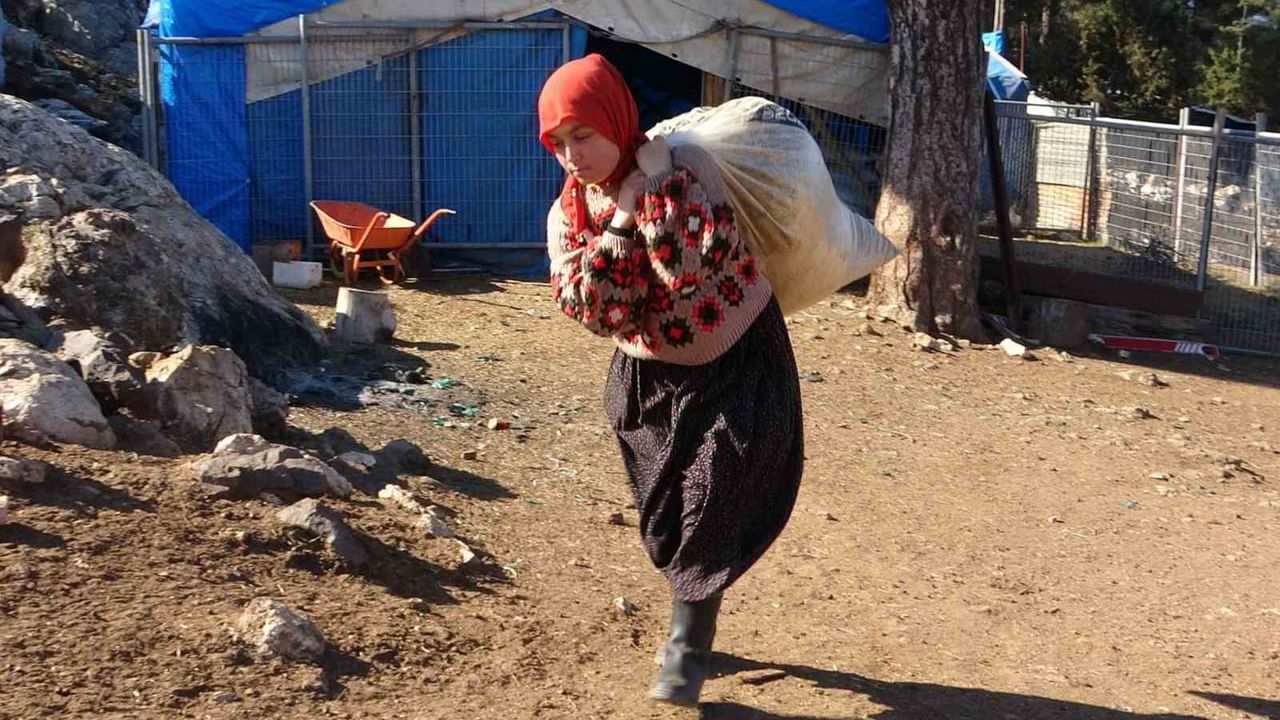 Mersinli Yörük Kızı Geleneksel Kültürü Yaşatıyor