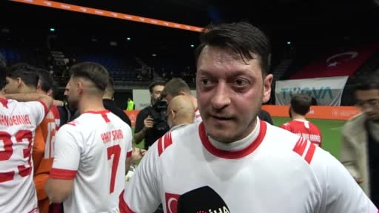 Mesut Özil'den Fenerbahçe'ye Destek