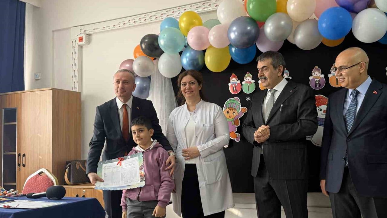 Milli Eğitim Bakanı Tekin, Ağrı'da Karne Dağıttı