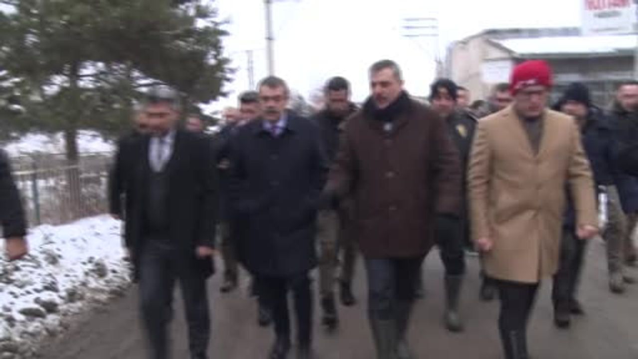 Milli Eğitim Bakanı Tekin Fabrika Yangınında İncelemeler Yaptı