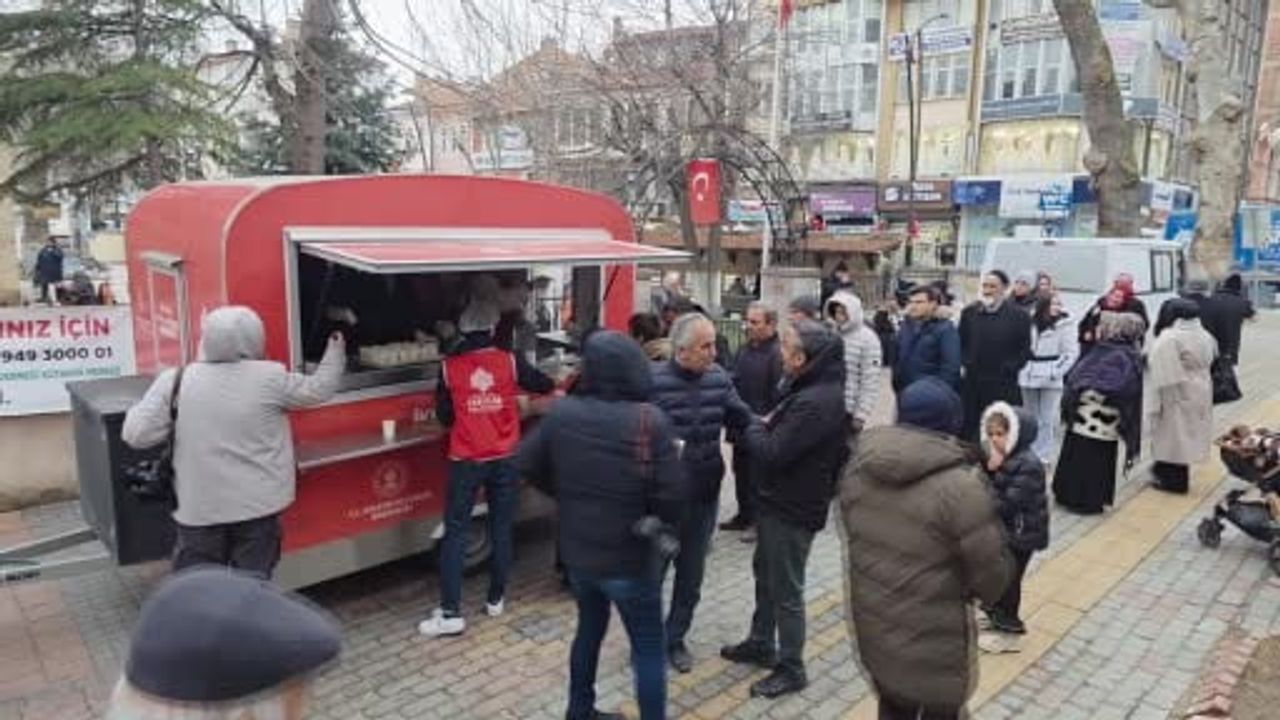 Miraç Kandili'nde Sıcak Salep İkramı