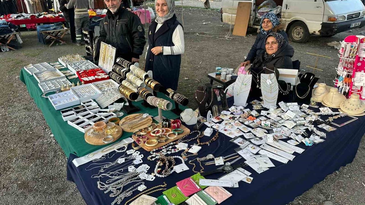 Mollabey'deki Ucuzluk Pazarı Büyük İlgi Topladı