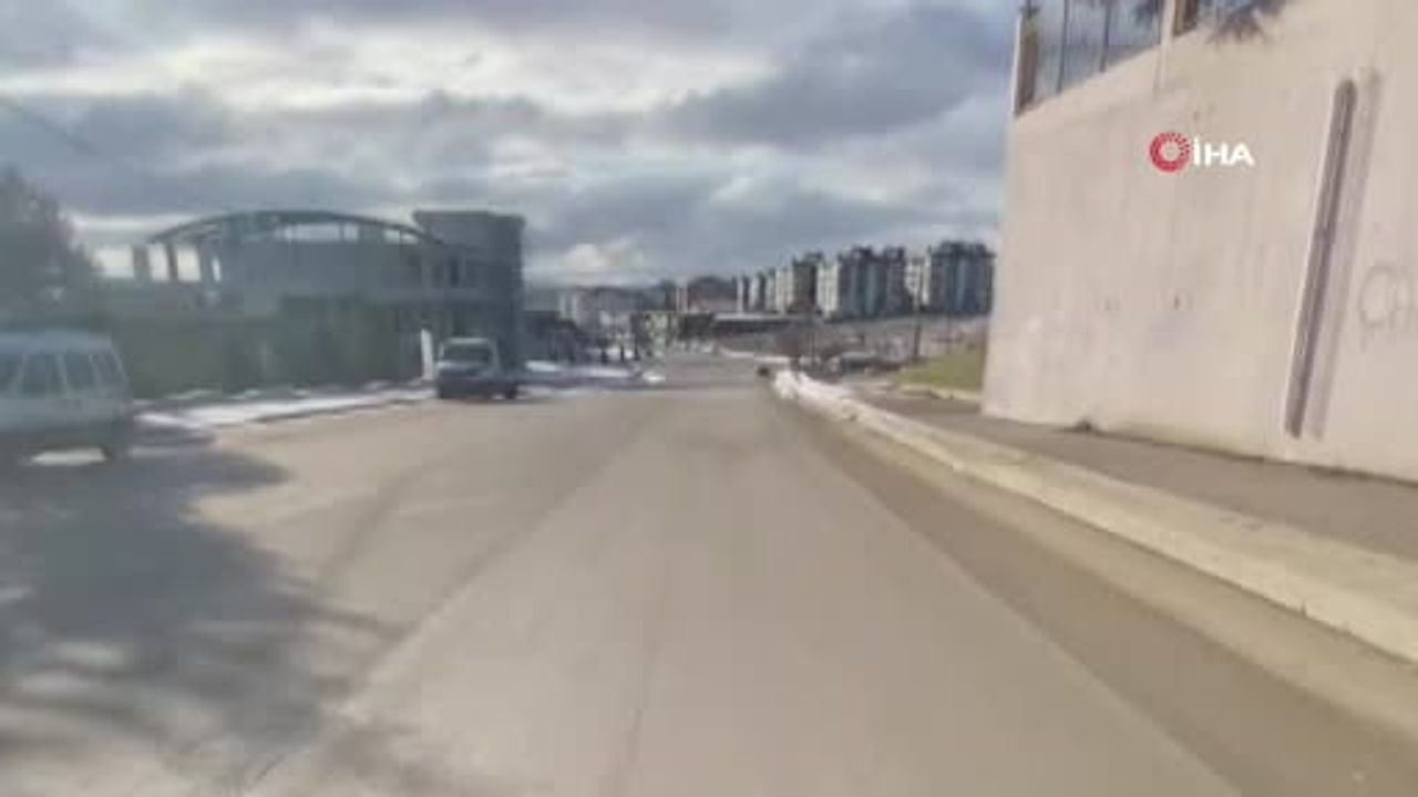 Motosiklet Sürücüsü Kaza Tehlikesini Kıl Payı Atlattı