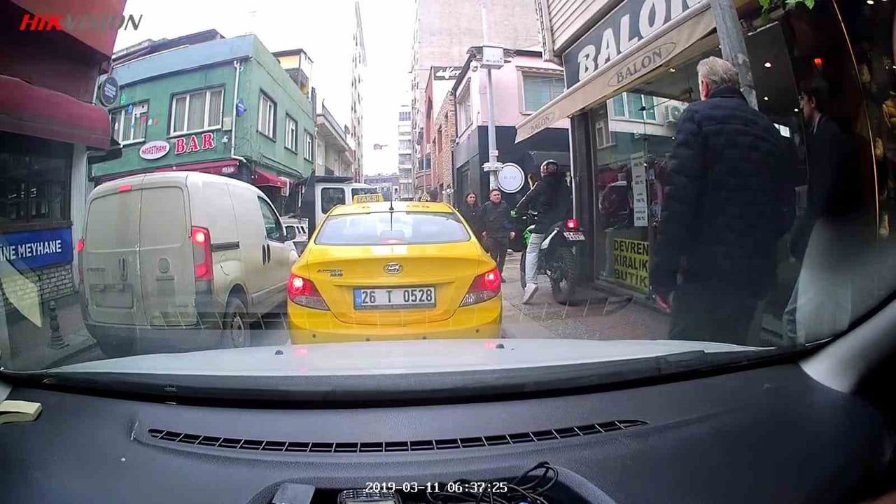 Motosiklet Sürücüsü Kırmızı Işığı Görmezden Geldi