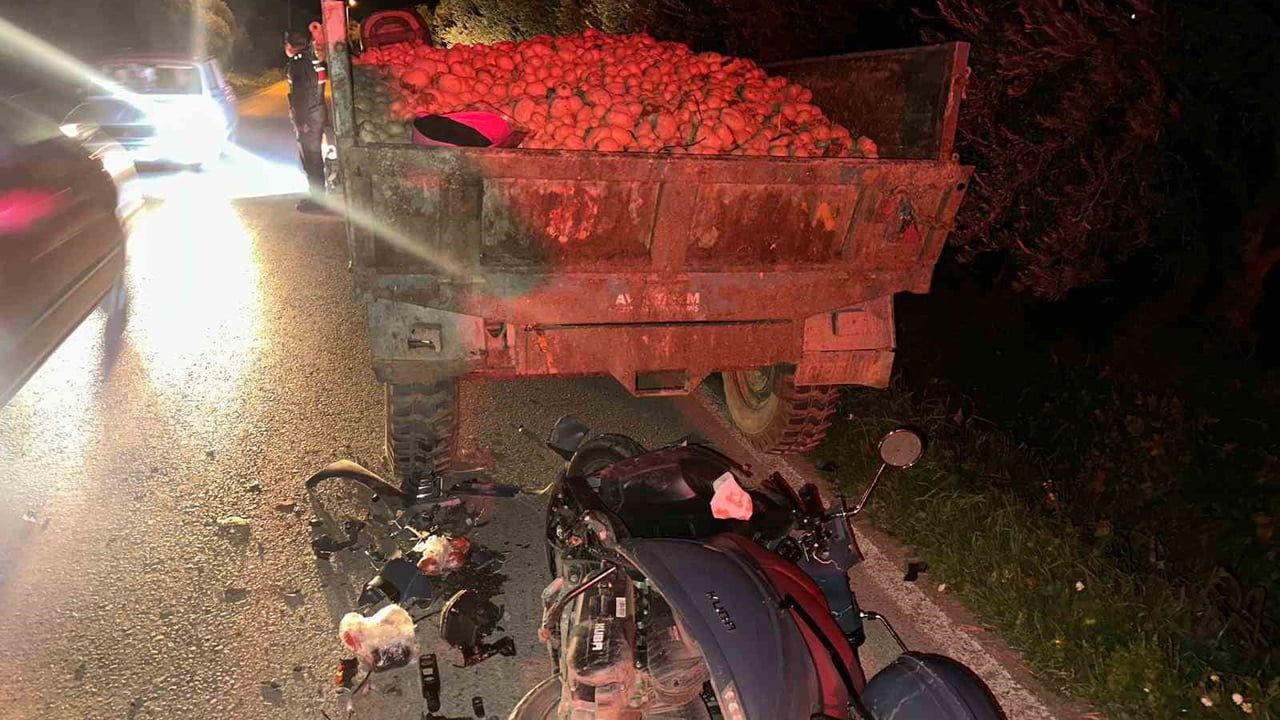 Motosiklet Traktör Römorkuna Çarptı: Kadın Sürücü Ağır Yaralı