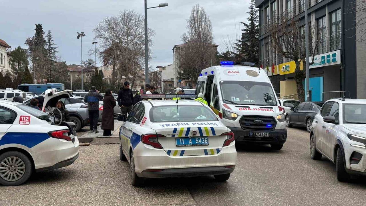 Motosikletli Kaza Geçirdi: Ani Fren Sonucu Yaralandı