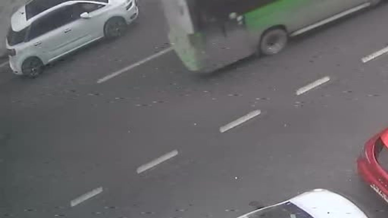 Motosikletli Park Halindeki Araca Çarptı, Kaçtı