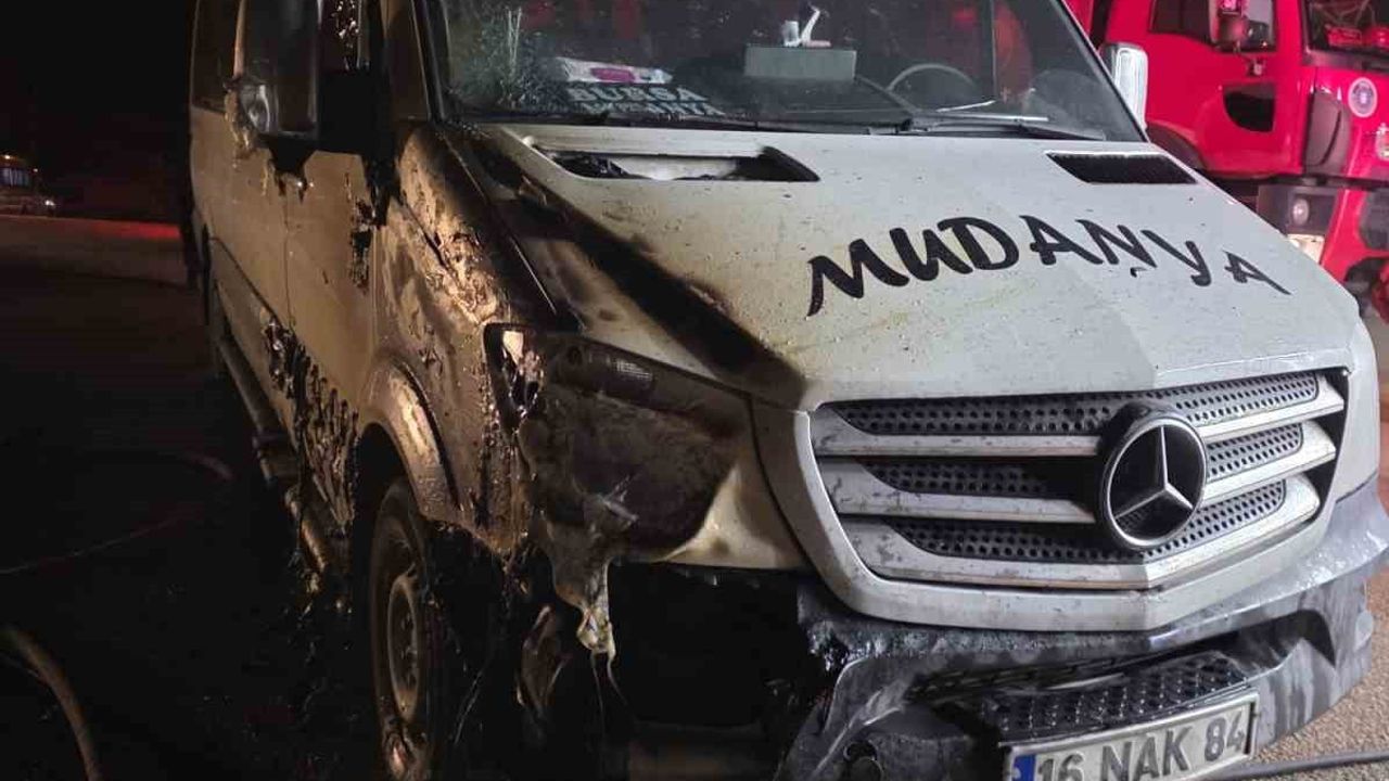 Mudanya'da Minibüs Duraklarında Gece Yangını