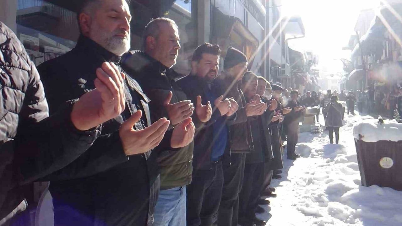 Mudurnu'da Geleneksel Esnaf Duası Soğuk Havalara Rağmen Devam Etti