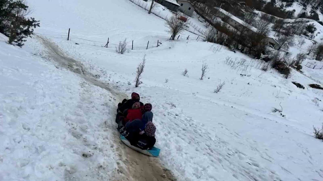 Mudurnu'da Kar Eğlencesi: Çuval Kayak Keyfi
