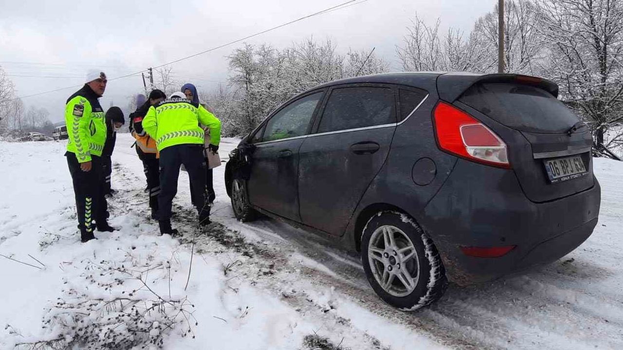 Mudurnu'da Sağlık Personeli Taşıyan Araç Kaza Yaptı