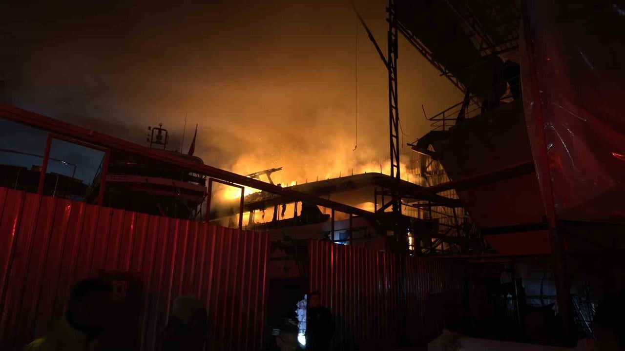 Muğla'daki Tersanede Yangın: Söndürme Çalışmaları Devam Ediyor