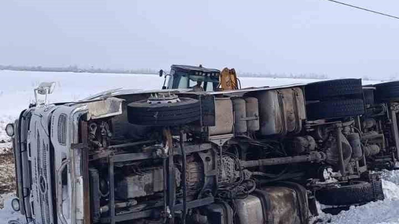 Muradiye'de Gizli Buzlanma Nedeniyle Tır Devrildi