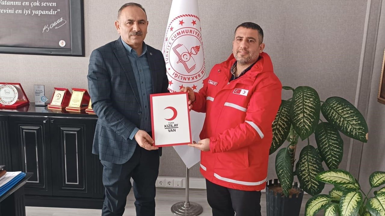 Muradiye'deki Öğrencilere Giyim Desteği