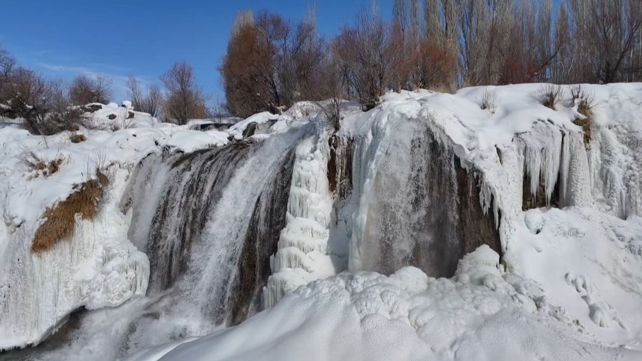 Muradiye Şelalesi Kış Güzelliği ile Büyülüyor