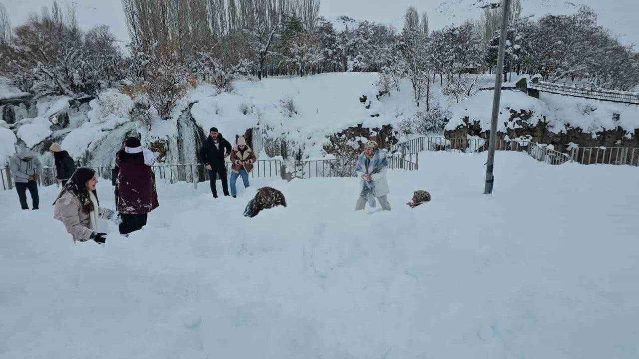 Muradiye Şelalesi'nde Ziyaretçi Yoğunluğu