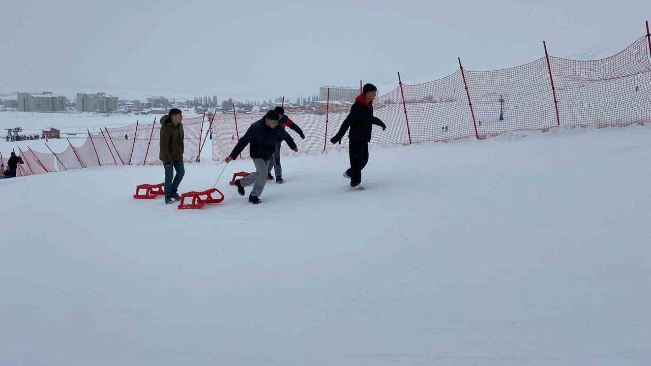 Muş Çocuk Evleri'nde Kayak Keyfi