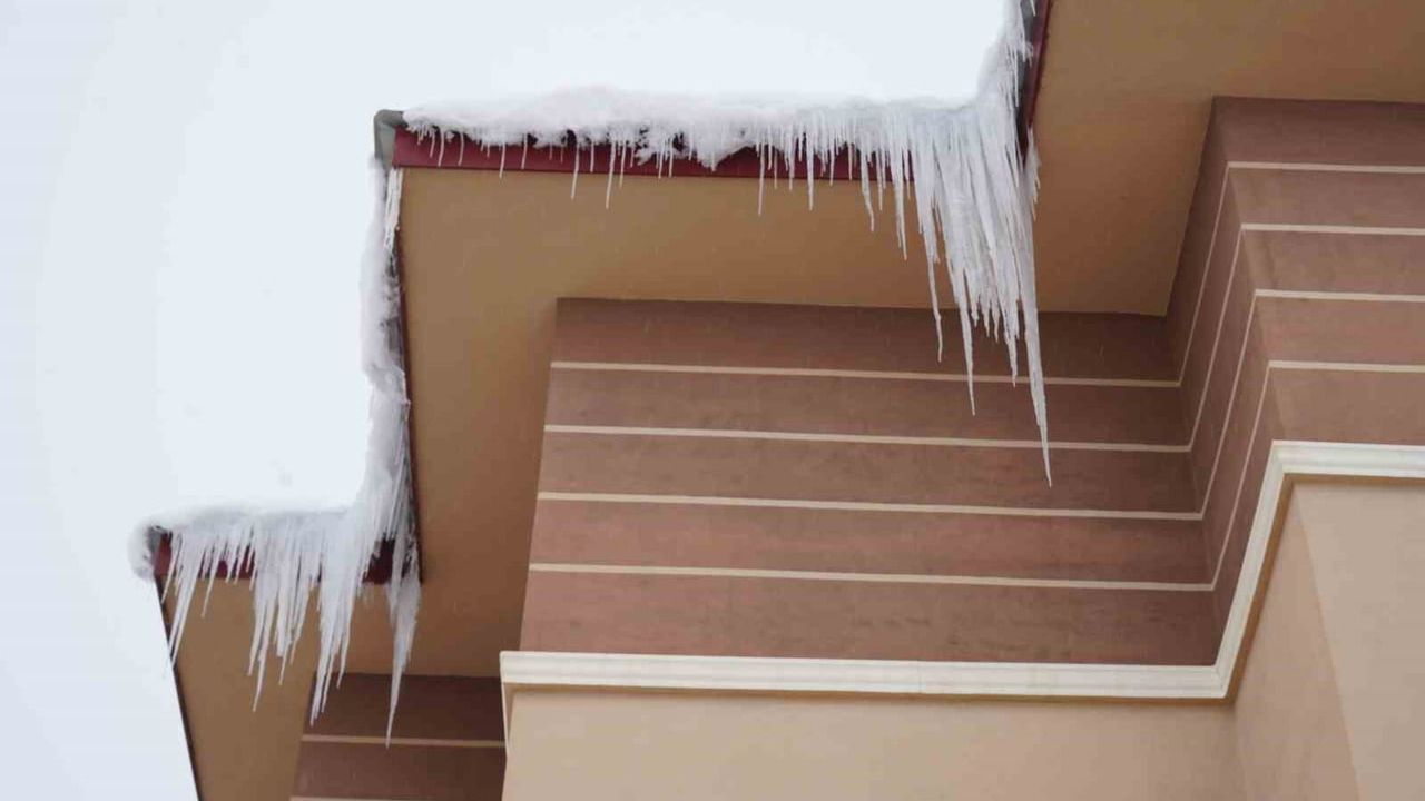 Muş'ta Buz Sarkıtları Tehlike Saçıyor