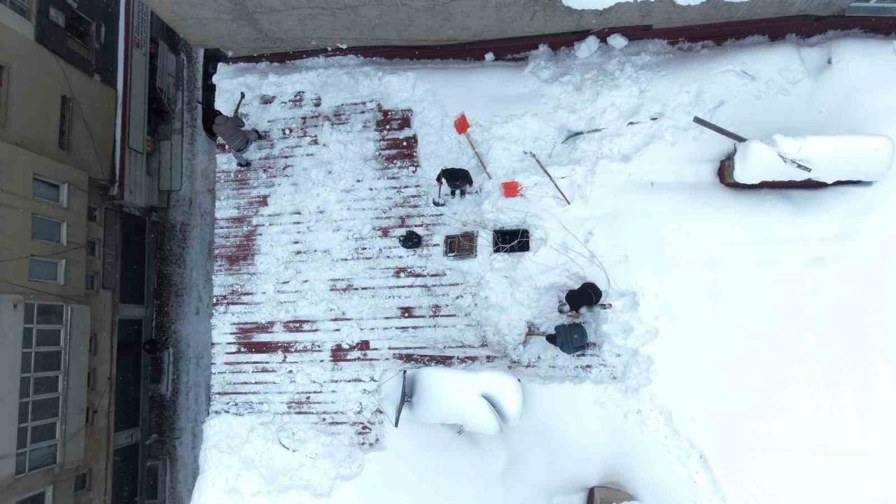 Muş’ta Çatı Temizleme İşçileri Zorlu Kış Şartlarında Görevde