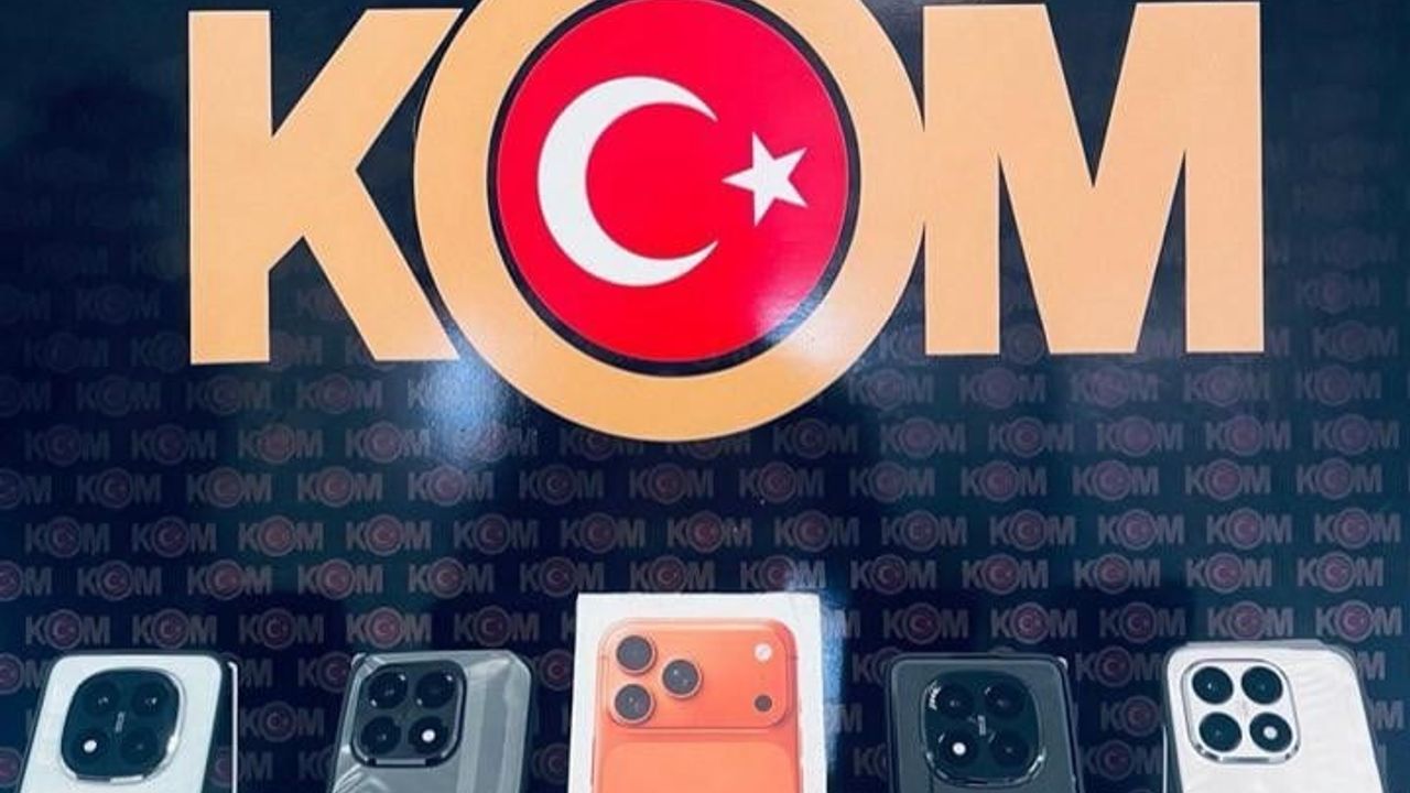 Muş'ta Kargo Paketinde Kaçak Telefon Ele Geçirildi