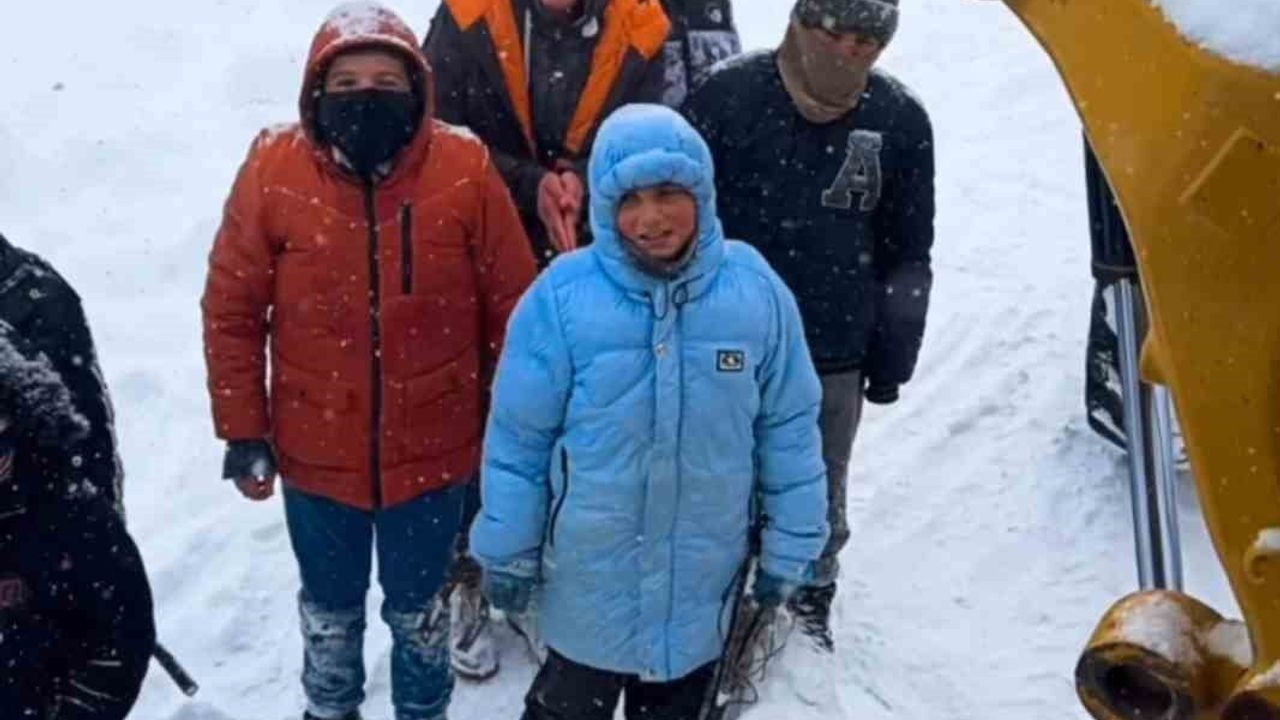 Muş'ta Kepçe Operatöründen Çocuklara Duygulandıran Jest