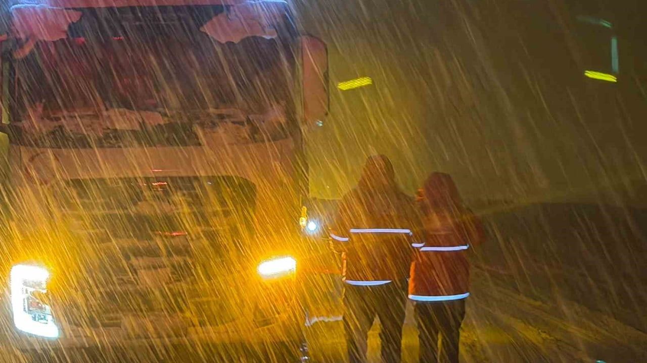 Muş'ta Kızılay, Kar ve Tipi Nedeniyle Mahsur Kalan 180 Kişiye Yardım Etti