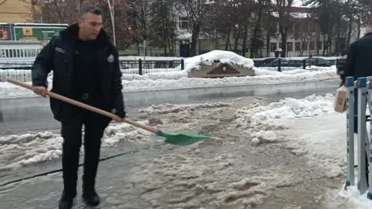 Muş'ta Polis Memurundan Örnek Davranış: Su Birikintilerini Temizledi