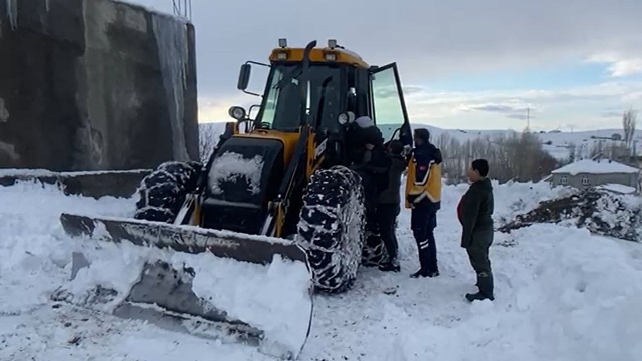 Muş'ta Yoğun Kar Nedeniyle Hastaya İş Makinesiyle Yardım