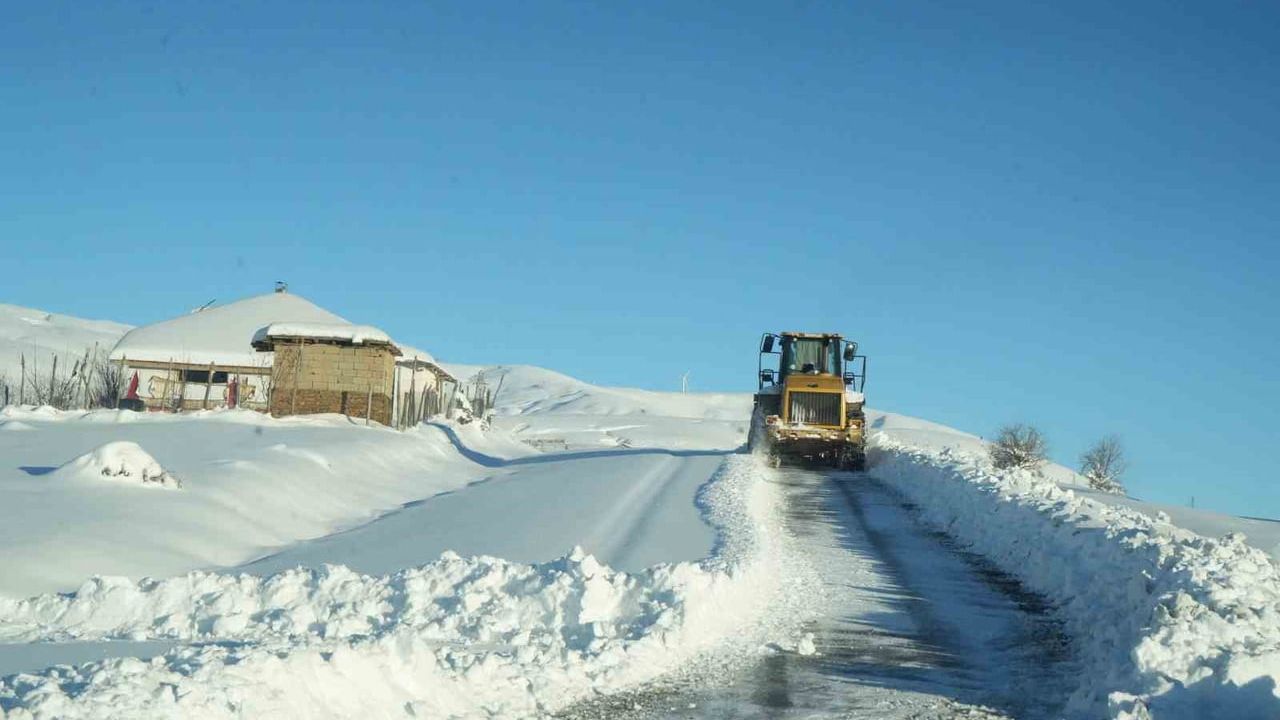 Muş'ta Yoğun Kar Yağışı 181 Köy Yolunu Kapattı