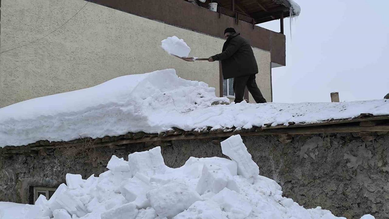 Muş'ta Yoğun Kar Yağışı Evleri Gömmüş Halde