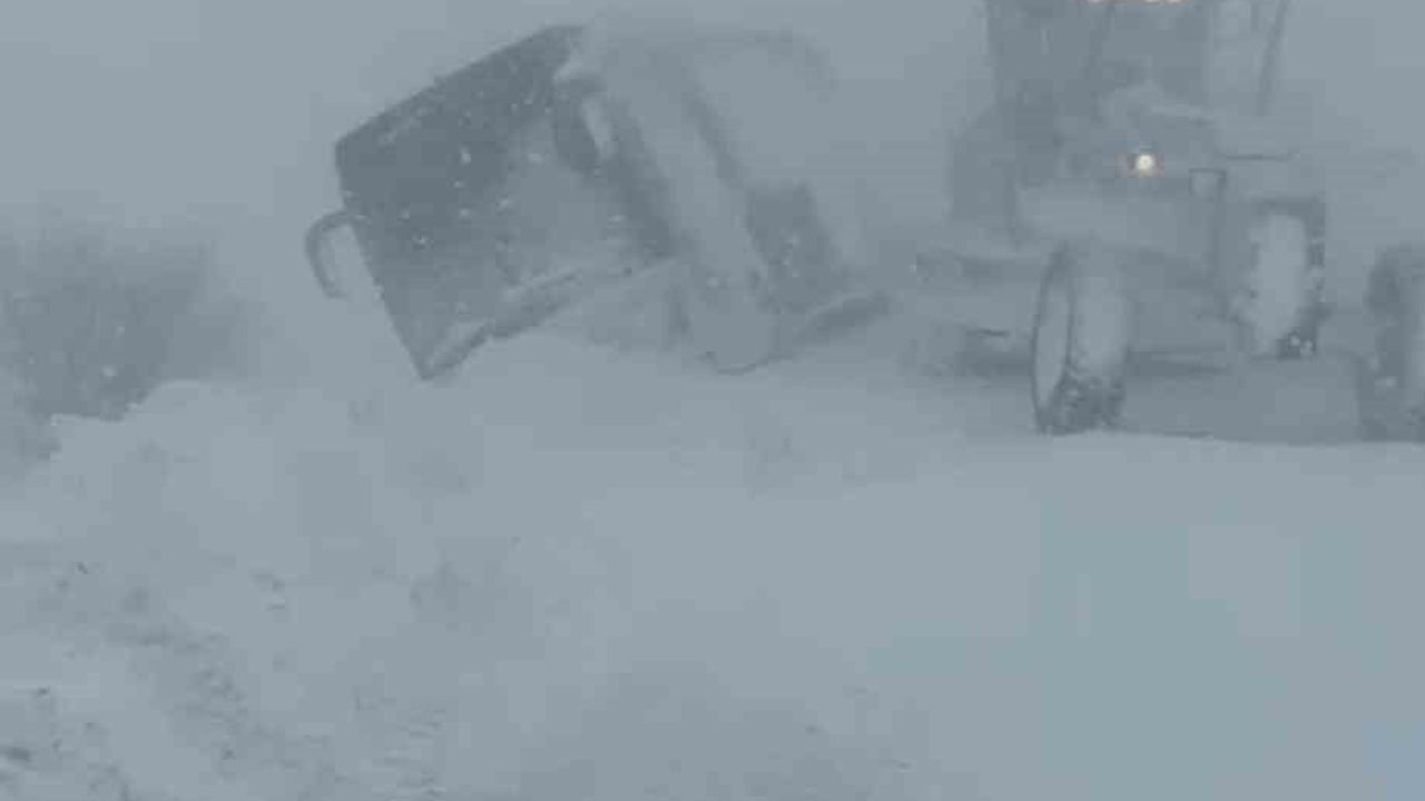 Muş'ta Yolcu Otobüsü Kayarak Yoldan Çıktı