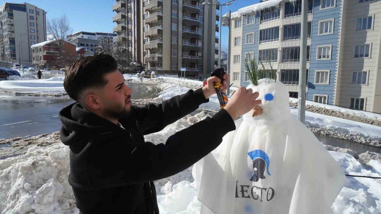 Muş'taki Berberler Kardan Adamı Tıraş Etti