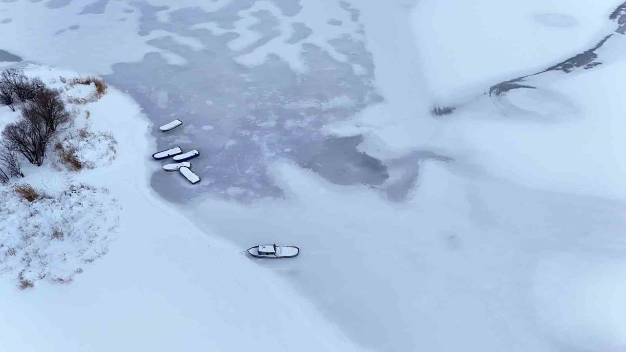 Nazik Gölü Soğukların Etkisiyle Dondu