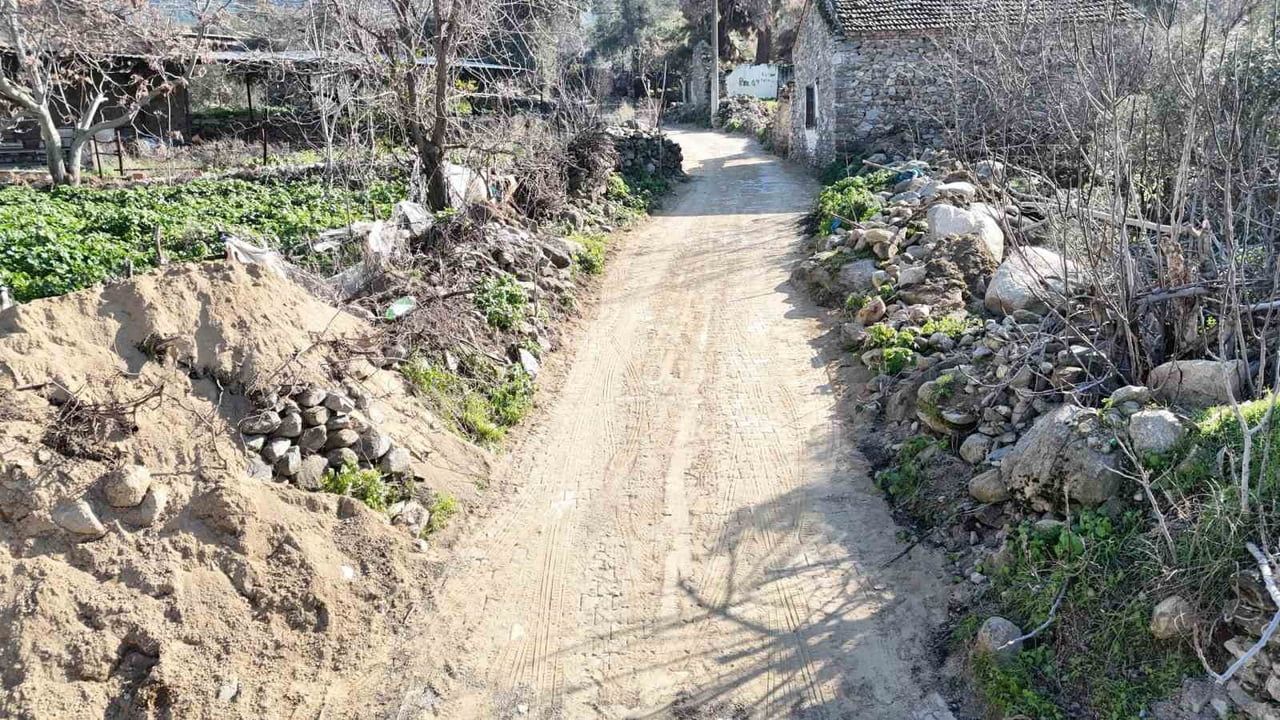 Nazilli Belediyesi'nden Pirlibey'e Yol Yenileme Çalışmaları