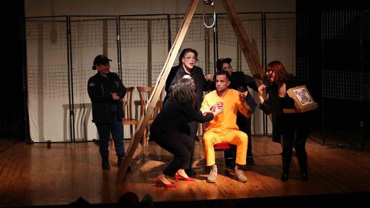 Nazilli HEM Tiyatro Ekibi İzdihamla Karşılandı