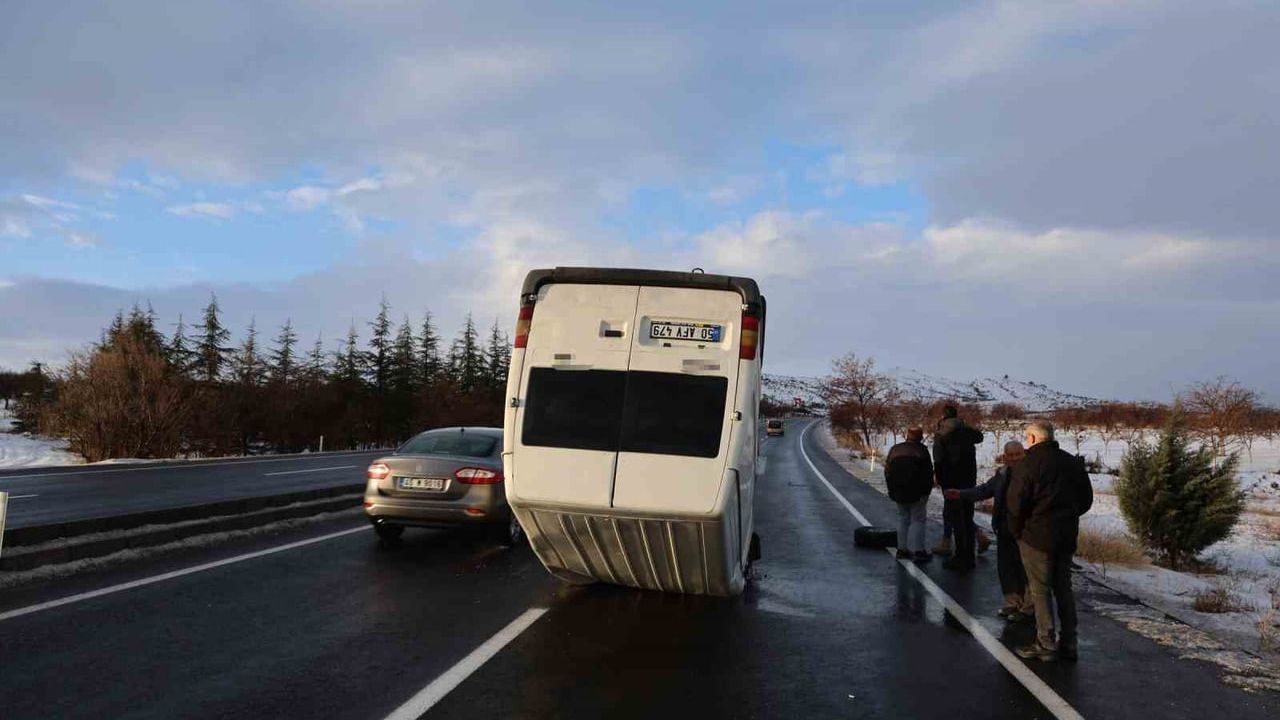 Nevşehir'de Kontrolden Çıkan Minibüs Takla Attı