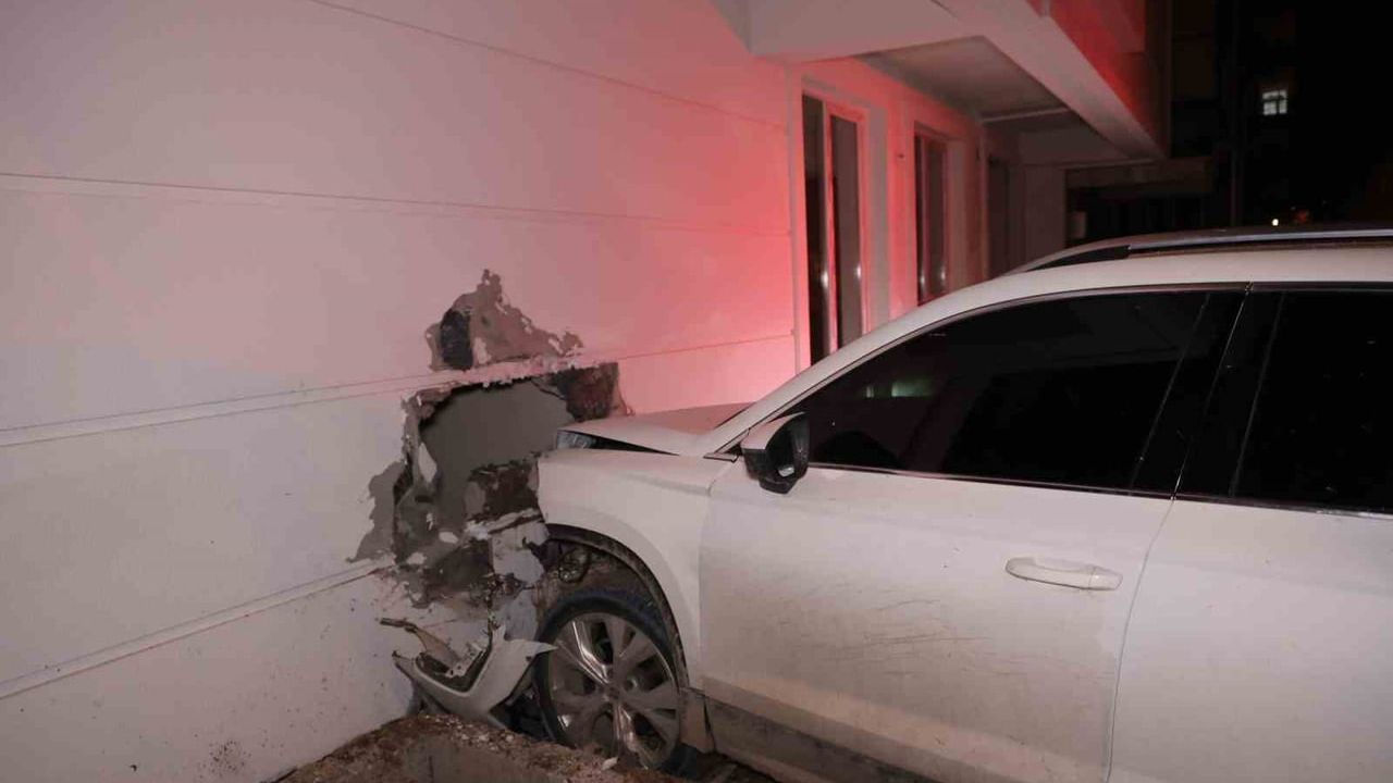 Nevşehir'de Polisi Atlatmaya Çalışan Sürücü Evin Duvarına Çarptı