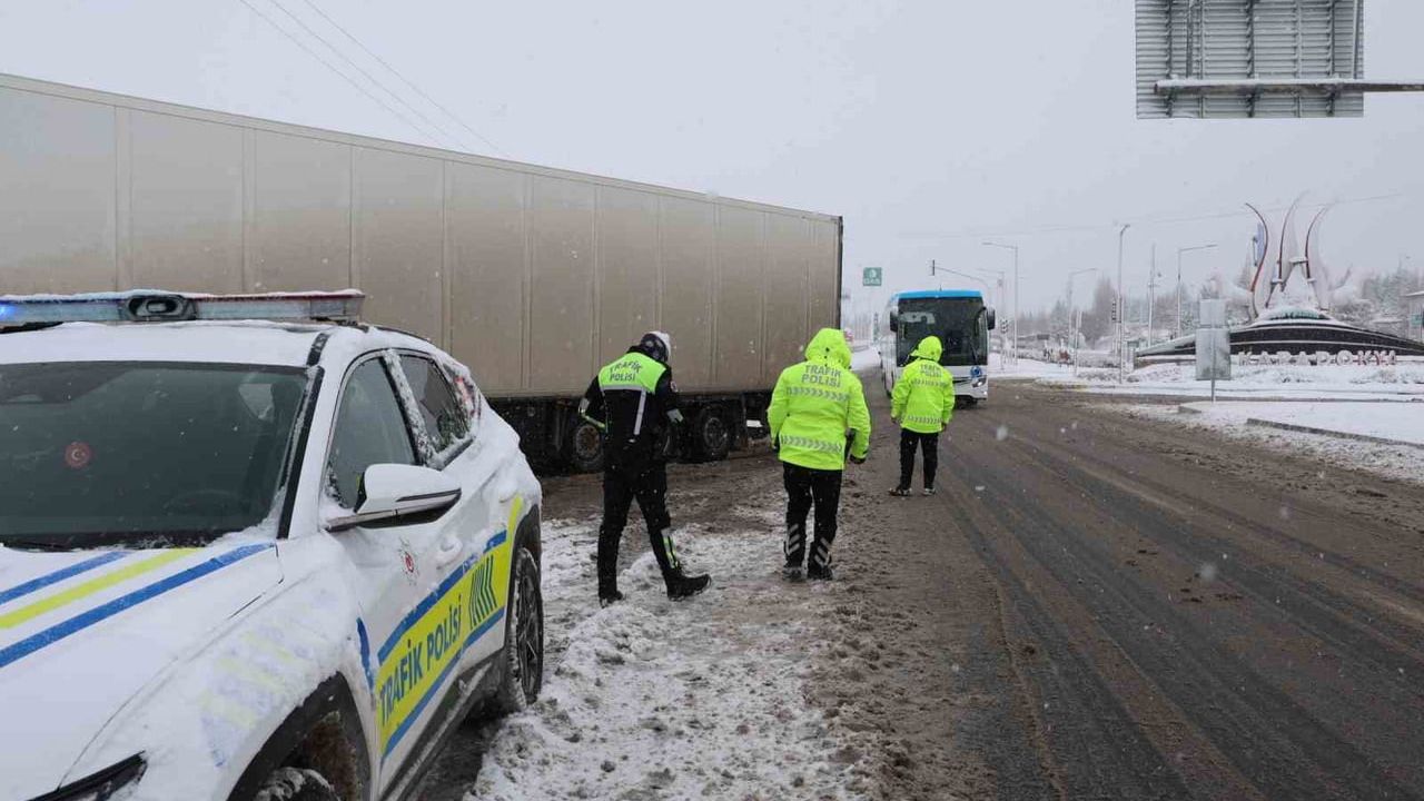 Nevşehir'de Yoğun Kar Yağışı Ulaşımı Olumsuz Etkiledi