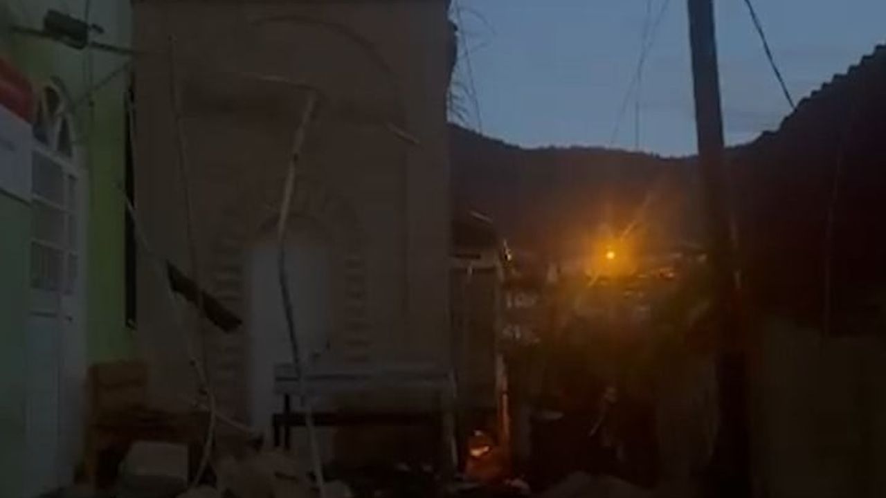 Niğde'de Şiddetli Rüzgar Minareyi Yıktı