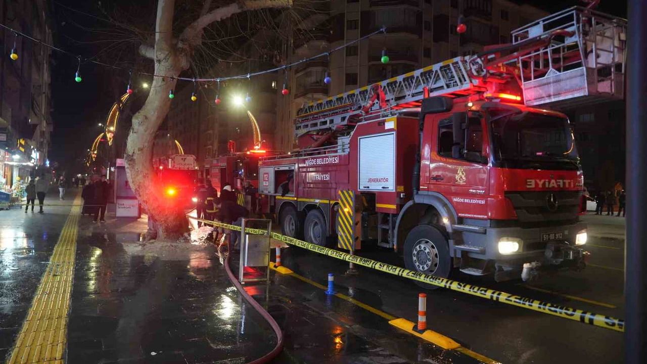 Niğde'deki Ofis Yangını Kontrol Altına Alındı