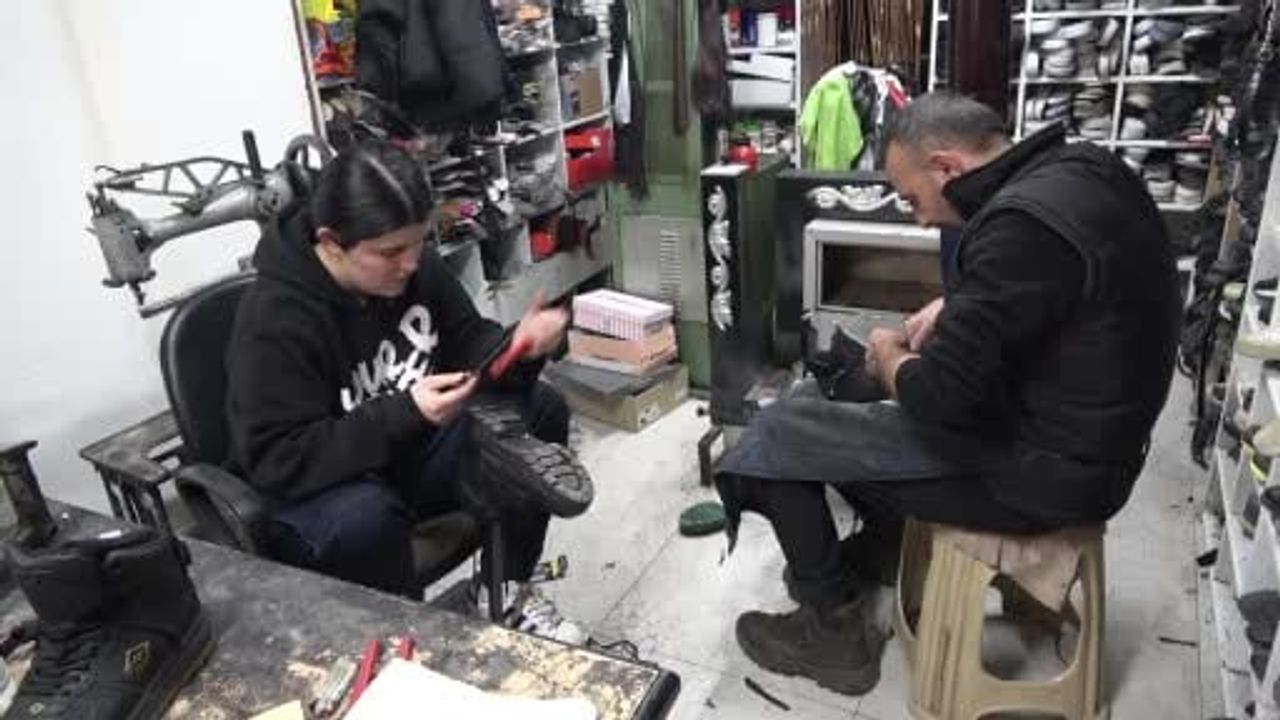 Niğde’nin İlk Kadın Ayakkabı Tamircisi: Esra Dinç'in Başarı Hikayesi