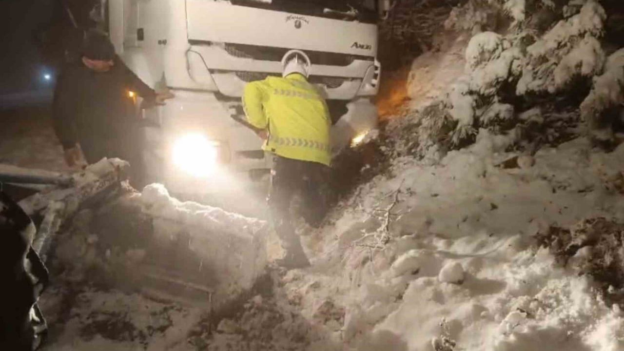 Niksar'da D850 Kara Yolu Ulaşıma Kapandı, Polis Müdahalesiyle Açıldı