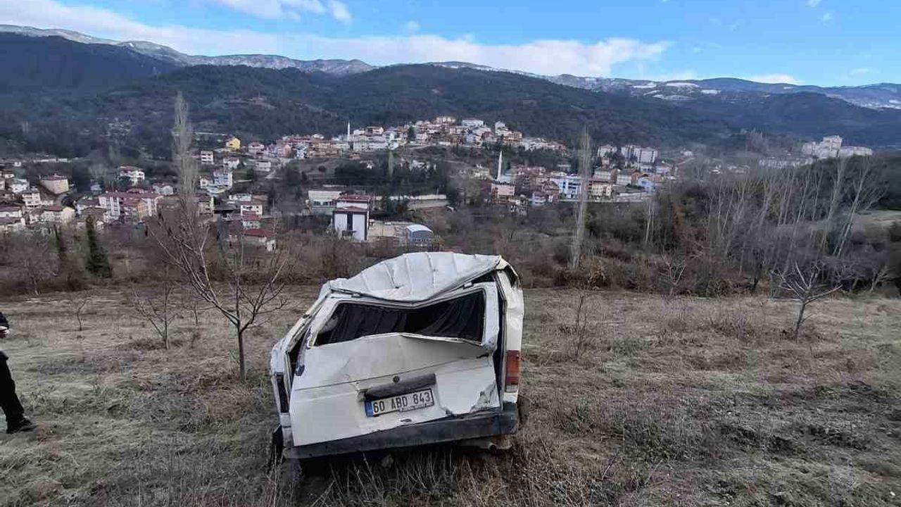 Niksar'da Şarampole Devrilen Minibüs: 1 Yaralı